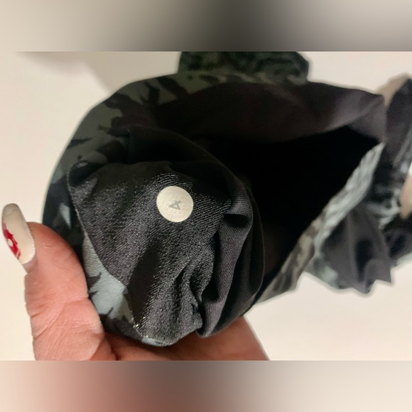 Patterned workout leggings with mesh panels - Picture 2 of 3